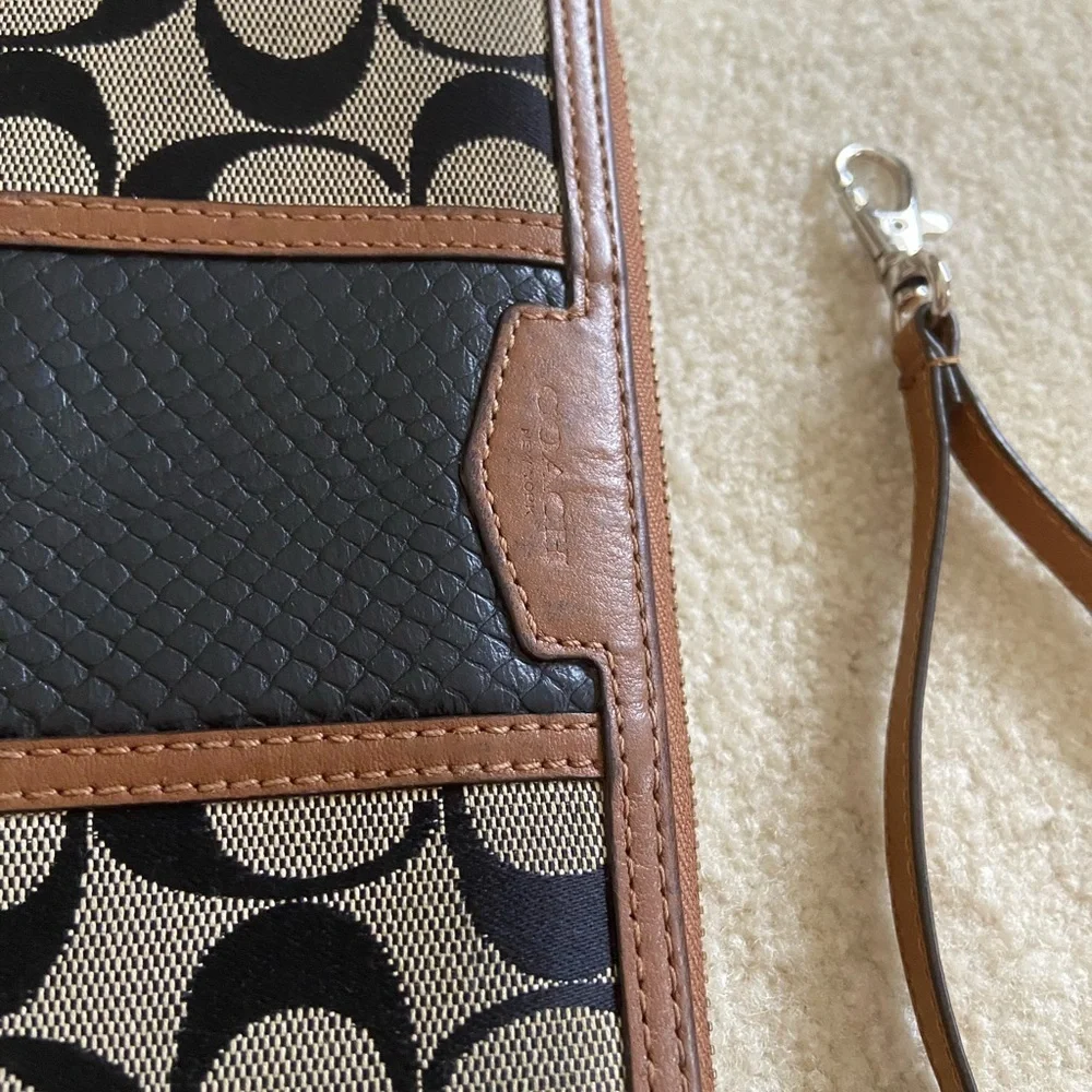 - COACH SIGNATURE STRIPE WITH SNAKE ACCORDION ZIP WALLET, Used